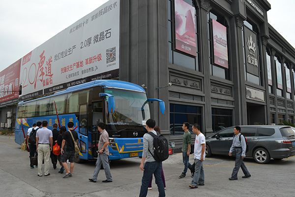 pg电子游戏员工乘大巴出发前往清远