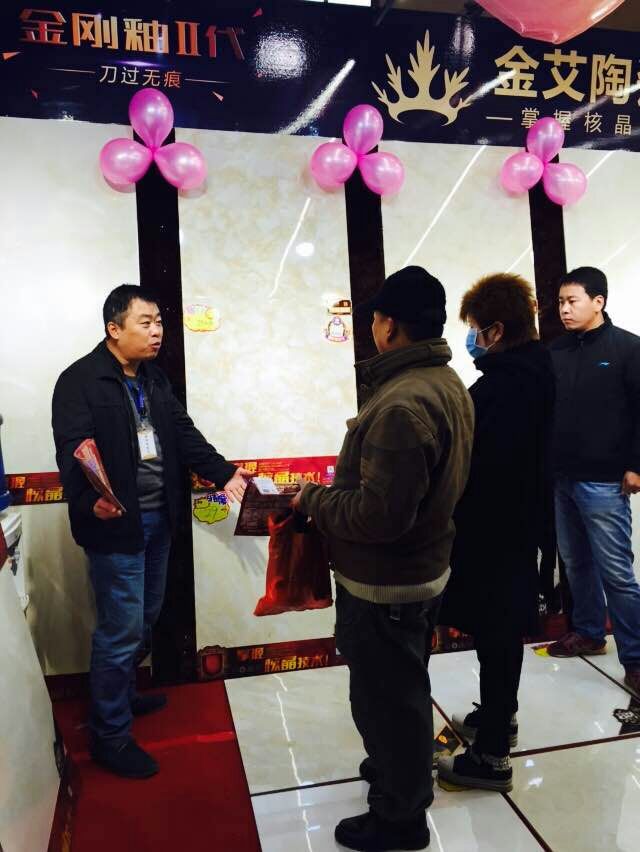 pg电子游戏瓷砖事情职员向主顾介绍产品