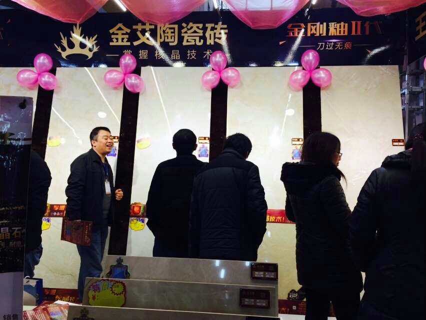 pg电子游戏瓷砖事情职员与主顾攀谈