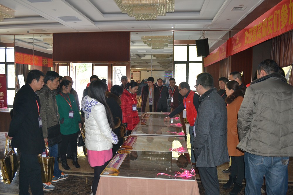 pg电子游戏瓷砖事情职员为瓷砖署理商朋侪详细介绍金刚釉II代产品