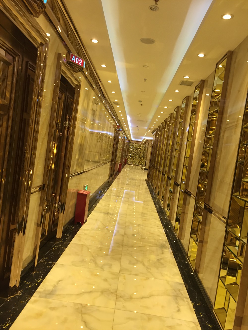 过道接纳pg电子游戏微晶石  西班牙翡翠玉KWD58001+意大利黑金花KWB58058铺贴