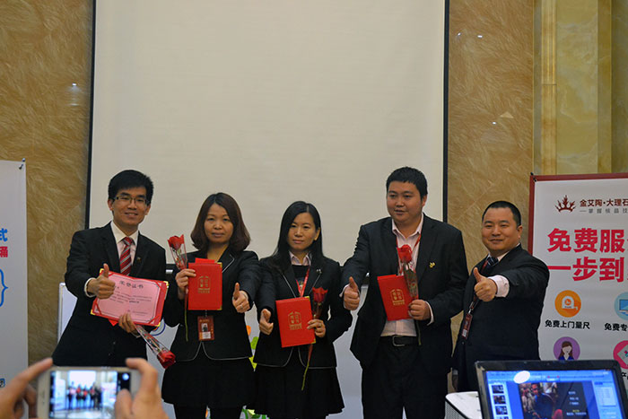 pg电子游戏瓷砖营销总监刘鸿瑞为2015优异员工颁奖