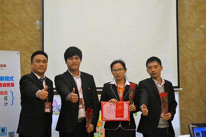 pg电子游戏瓷砖营销总司理罗胜为2015年团队相助奖（空间设计部）颁奖