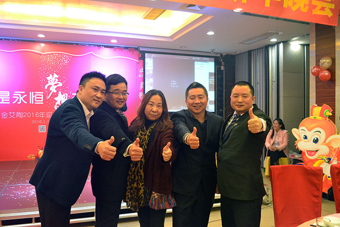 pg电子游戏向导和媒体人金大姐合影留念