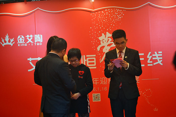 黄诗恒小朋侪演唱的歌曲获得三等奖