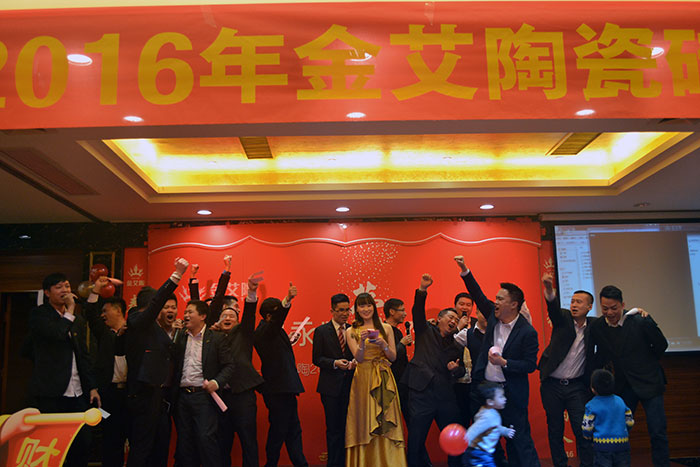 陪同着全体职员合唱的《我相信》，，，晚会圆满落下帷幕