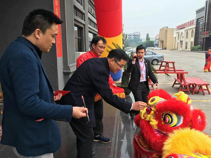 pg电子游戏瓷砖董事长刘鸿祥给狮子点睛