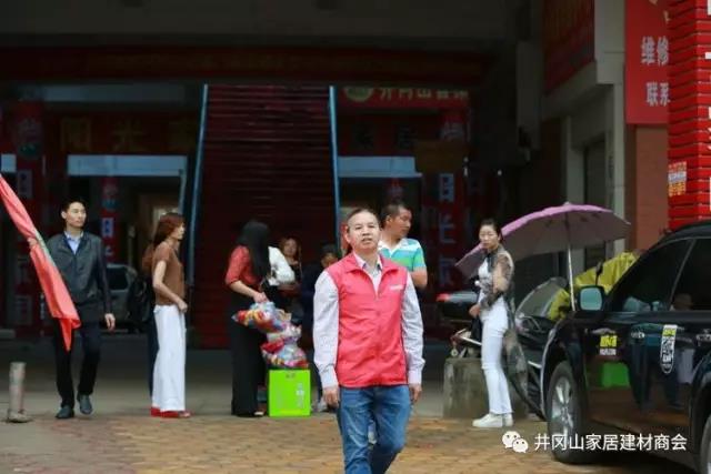 2017年5月12日，中国的第9次＂防灾减灾＂日之际，井冈山pg电子游戏瓷砖尹慧华先生加入井冈山民间整体同盟开展公益活动，携手走进偏远山区古村－湘洲。