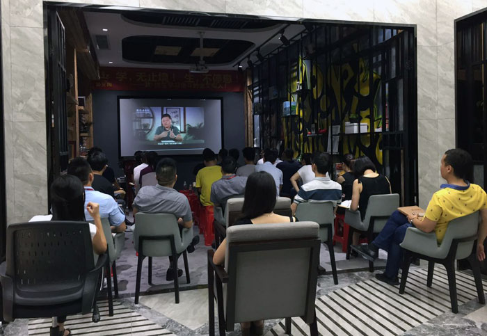 2017年7月1日，，，陶瓷一线品牌pg电子游戏瓷砖治理层、销售精英齐聚总部O2O体验区举行“学，，，无止境！！！生，，，一直息”学习分享会。。。此次分享会中，，，与会职员就学习《要害对话》举行交流与分享，，，佛山樊登念书会还派遣了两位事情职员跟我们分享学习心得。。。