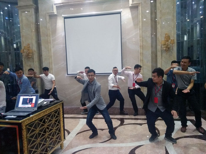 2017年11月2日晚，，生命不息，，学习不止pg电子游戏法定学习日，，11月全公司职员学习会圆满竣事，，一起分享《干法》，，乐于事情，，开心生涯，，纵然在灾祸中，，只要拼命事情，，就能带来不可思议的好运。。过好每一天，，就是乐成之道！