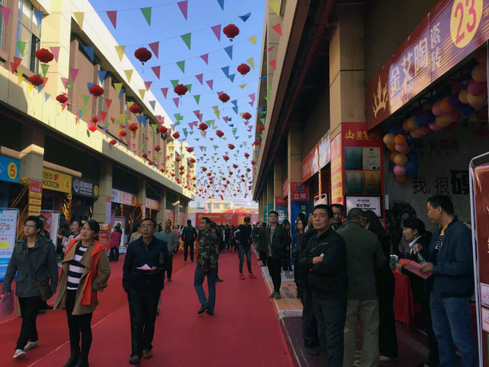 2017年11月5日，百盟色泽建材大市场邀约30家品牌商家联合举行了本次的家居建材团购会，加入活动的消耗者将现场的气氛一直推向热潮，pg电子游戏瓷砖品牌展位无论人气、、、销售都取得空前乐成，彰显品牌大气风范。。