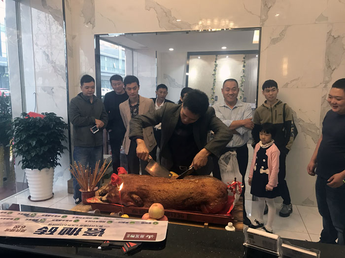 pg电子游戏瓷砖品牌作为陶瓷一线品牌，，，近年来一直的推出爆款新品，，，受到众多消耗者的喜欢。。2017年11月19日，，，一群生气蓬勃的pg电子游戏人正在主要有序的忙碌着，，，为pg电子游戏中山古镇店即将最先的开业仪式做最后的准备。。  上午10点28分，，，锣鼓喧天，，，掌声震惊，，，pg电子游戏中山古镇专卖店迎来了盛大开业的良辰吉时。。?