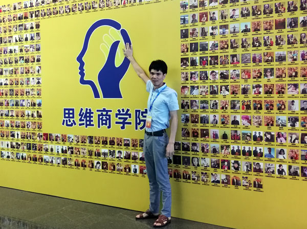 现在，，80后已经生长为壮年，，逐渐成为各个岗位的主要认真人，，因生涯的洗礼变得理性而不再激动。！！80后”，，他们青春洋溢，，在各个岗位上都冲在最前线。！！80后”独具个性和魅力，，已然成为各行各业主力军代表人物。作为80后典范的创业乐成代表陶瓷一线品牌 pg电子游戏瓷砖 龙川总署理吴金星与他的销售团队即是其中之一。