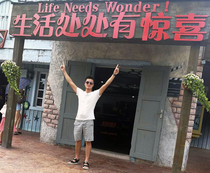 身为年轻一代的90后，，但他看起来却比同龄人多了那份沉稳，，他就是本次专访的新闻人物——湖南岳阳总署理秦志雄！！。