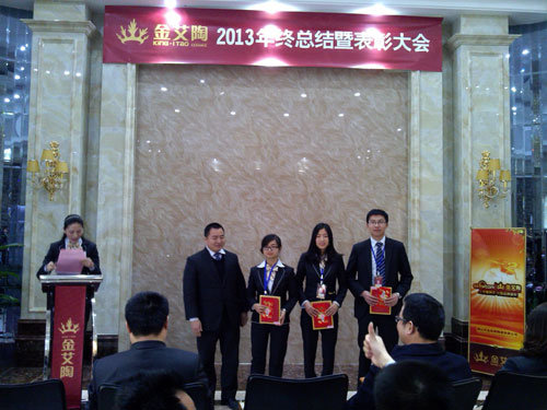 销售总监刘鸿瑞为优异员工颁奖