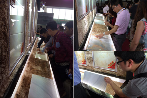 现场客商仔细观摩pg电子游戏首创微晶瓷片